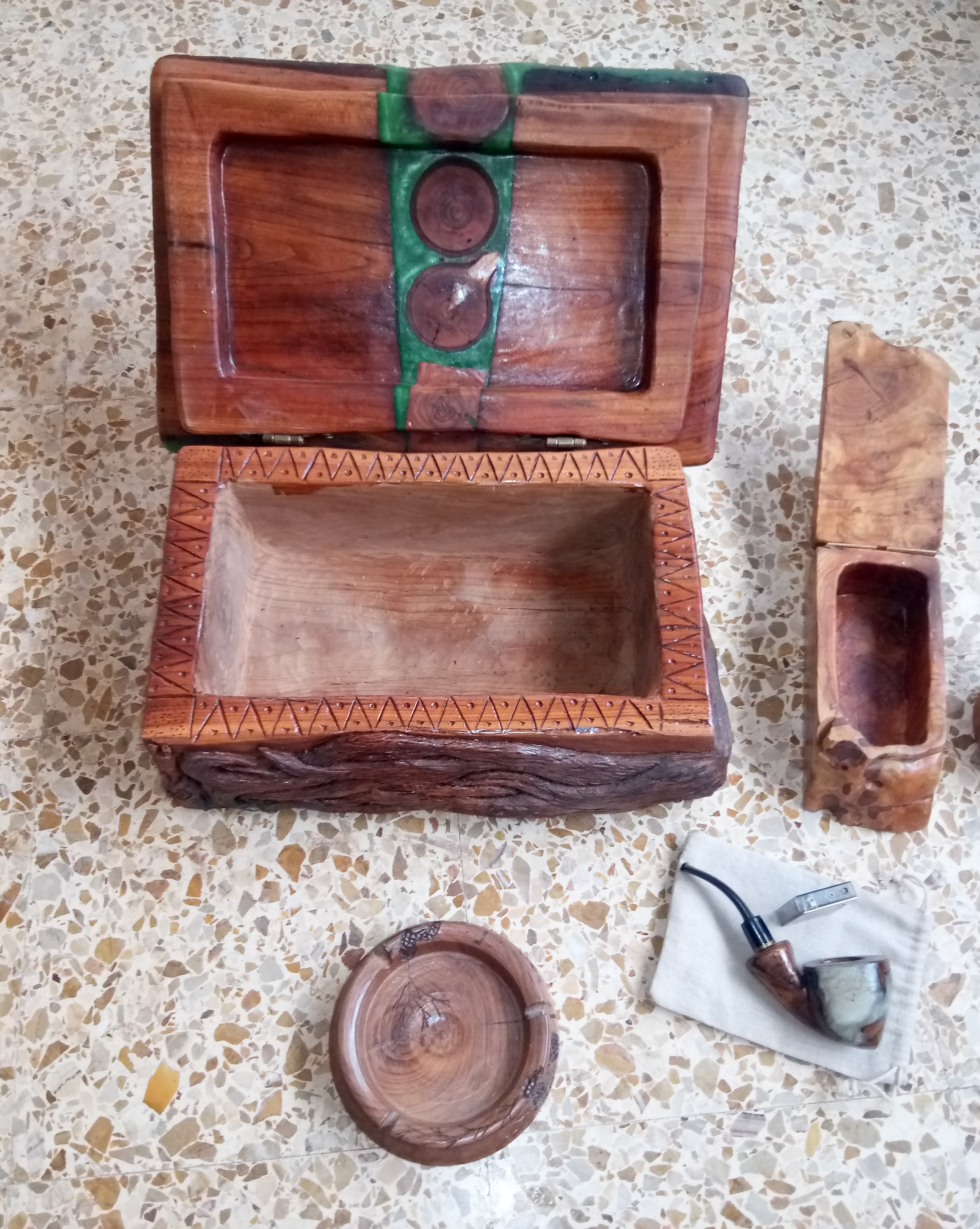 Caja de madera tallada